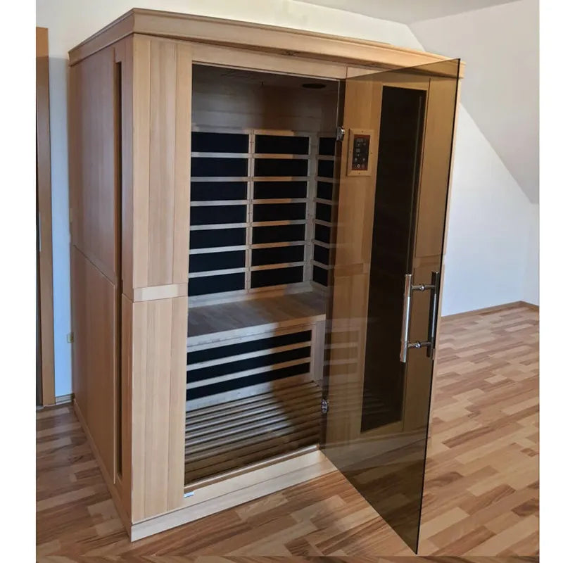 Delta SPA AURA 160 Infrarot-Sauna Innenraum mit schwarzen Wärmepanelen und Holzbänken