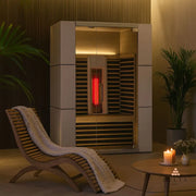 Delta SPA COLORINA full spectrum Infrarot-Sauna mit leuchtenden Heizelementen in modernem Wellness-Raum