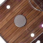 Deckenansicht einer Dampfdusche mit Holzvertäfelung, runder Edelstahl-Regenbrausenkopf, LED-Beleuchtung und Dampfausgängen