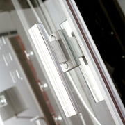 Detailaufnahme des Türgriffs und der Scharniere einer Dampfduschkabine aus Aluminium und Glas