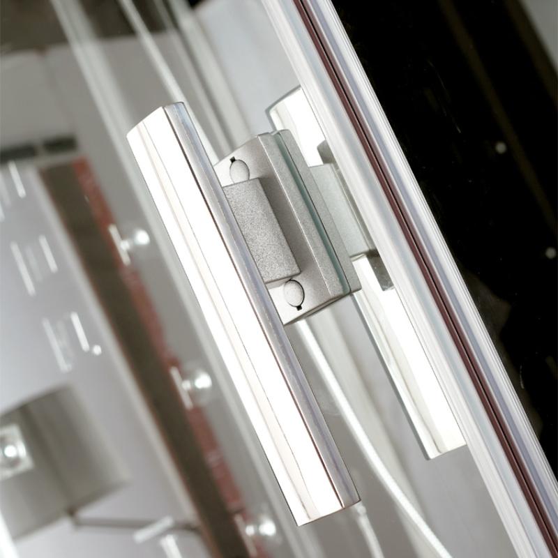 Detailaufnahme des Türgriffs und der Scharniere einer Dampfduschkabine aus Aluminium und Glas
