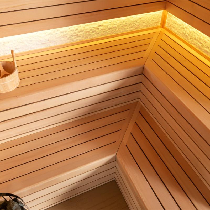 Innenansicht der EAGO AWT E1603A Hemlock Sauna mit Holzbänken, LED-Beleuchtung und Holzeimer in warmen Holztönen