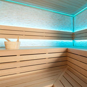 Modernes Saunainneres aus hellem Holz mit türkiser LED-Beleuchtung an Wand und Decke, Holzbänken und Saunazubehör