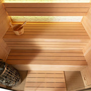 Innenansicht einer Hemlock-Sauna EAGO AWT E1604B mit Holzbänken, Saunaofen und Holzeimer auf der oberen Bank