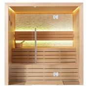 Modische Sauna mit Glastür von oben fotografiert. Zwei Holzbänke in L-Form, warme LED-Beleuchtung an Decke und Wänden, helles Hemlock-Holz, Saunakübel sichtbar, modernes Design für 2-4 Personen.