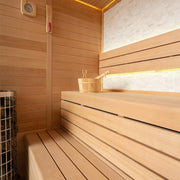 Modernes Saunainnenraum mit Holzbänken, Saunaofen, Thermometer und Holzton-Beleuchtung in der EAGO AWT E1604C Hemlock Sauna