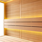 Modernes Saunainterieur aus hellem Hemlock-Holz mit horizontal verlaufenden Holzbänken, warmer LED-Beleuchtung in Gold und zeitlosem Design