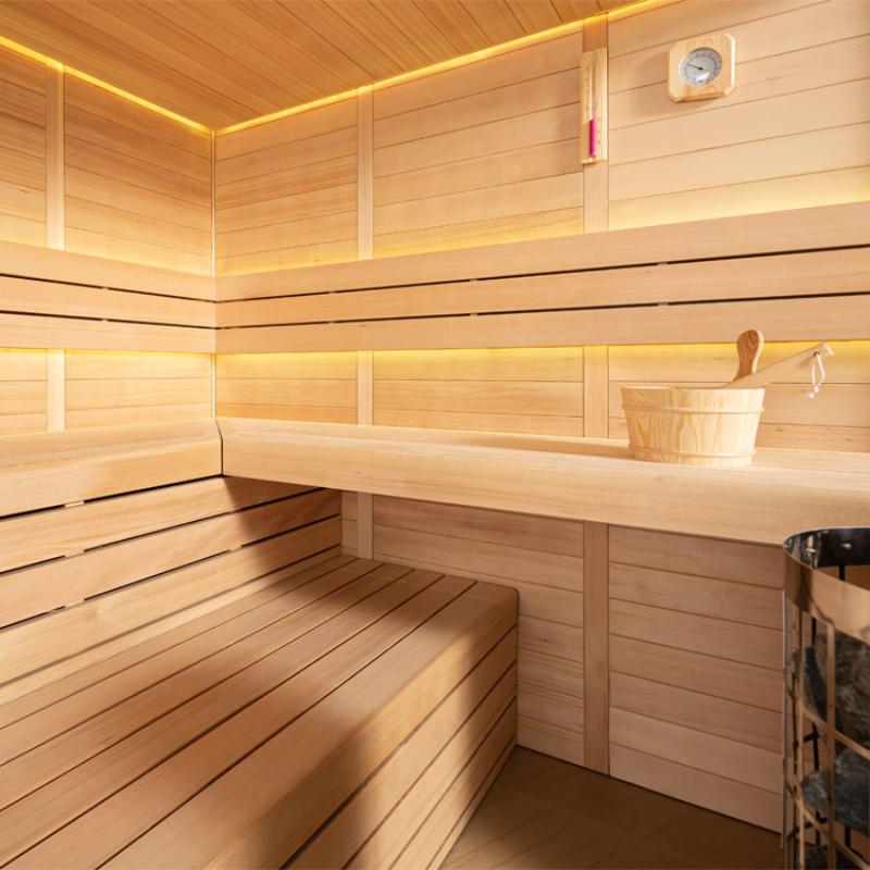 Moderne EAGO AWT E1611C Hemlock Sauna mit L-förmigen Holzbänken, LED-Deckenbeleuchtung und Saunazubehör wie Holzeimer und Kelle