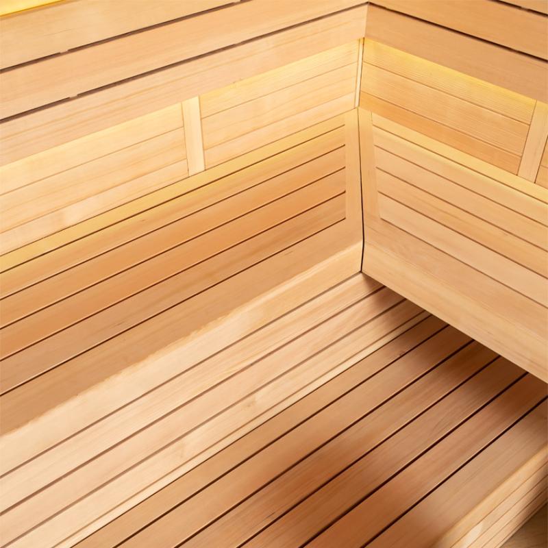 Innenansicht einer Hemlock-Sauna mit horizontalen Holzbänken an den Wänden und Holzboden