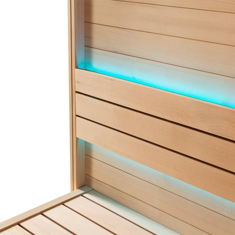 Moderne Hemlock-Sauna mit blauer LED-Beleuchtung an den Rückwänden, helles Holzinterieur mit horizontalen Sitzbänken