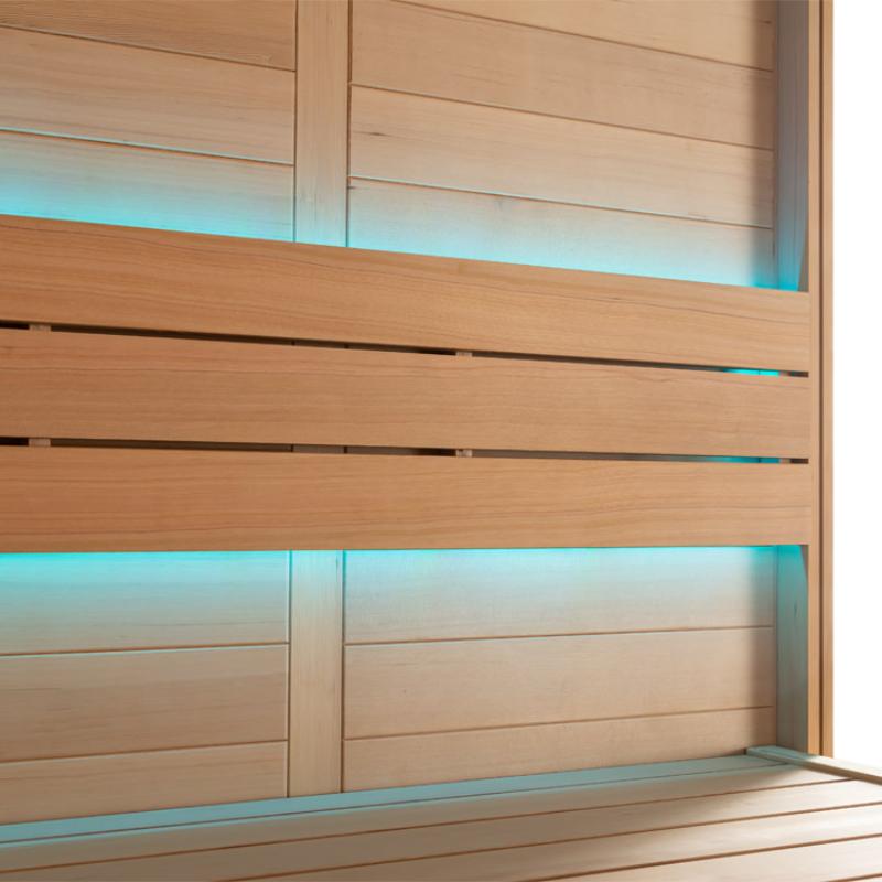 Modernes Saunainnendesign der EAGO AWT E1613B mit hellem Hemlock-Holz, horizontal angeordneten Bänken und stimmungsvoller türkiser LED-Beleuchtung an den Seitenwänden.