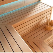 Innenraum der EAGO AWT E1613B Hemlock Sauna mit hellen Holzbänken, Rückenlehne und Saunazubehör-Eimer, türkisfarbenes Fenster im Hintergrund