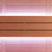 AWT E1614B Hemlock Sauna mit Holzverkleidung in Braun und Rosa, Detailansicht der Saunabänke und Wandpaneele