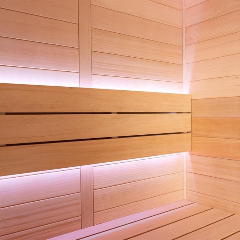 EAGO AWT E1614B Hemlock Sauna mit LED-Beleuchtung, zwei breite Holzbänke aus hellem Hemlock-Holz in moderner Innenraumgestaltung