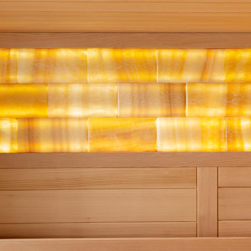 Nahaufnahme der Innenausstattung der EAGO AWT E1621B Hemlock Sauna mit Glasfront und warmem LED-Licht über den Holzbänken aus Hemlock-Holz.