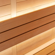 Detailaufnahme der Holzverkleidung einer Hemlock-Sauna mit horizontalen Holzleisten in warmen Braun- und Naturholztönen und sichtbarer LED-Beleuchtung