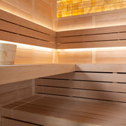 Modernes Saunainneres mit Holzbänken, LED-Beleuchtung in warmem Licht und Glaselementen oben in der EAGO AWT E1622B Hemlock Sauna