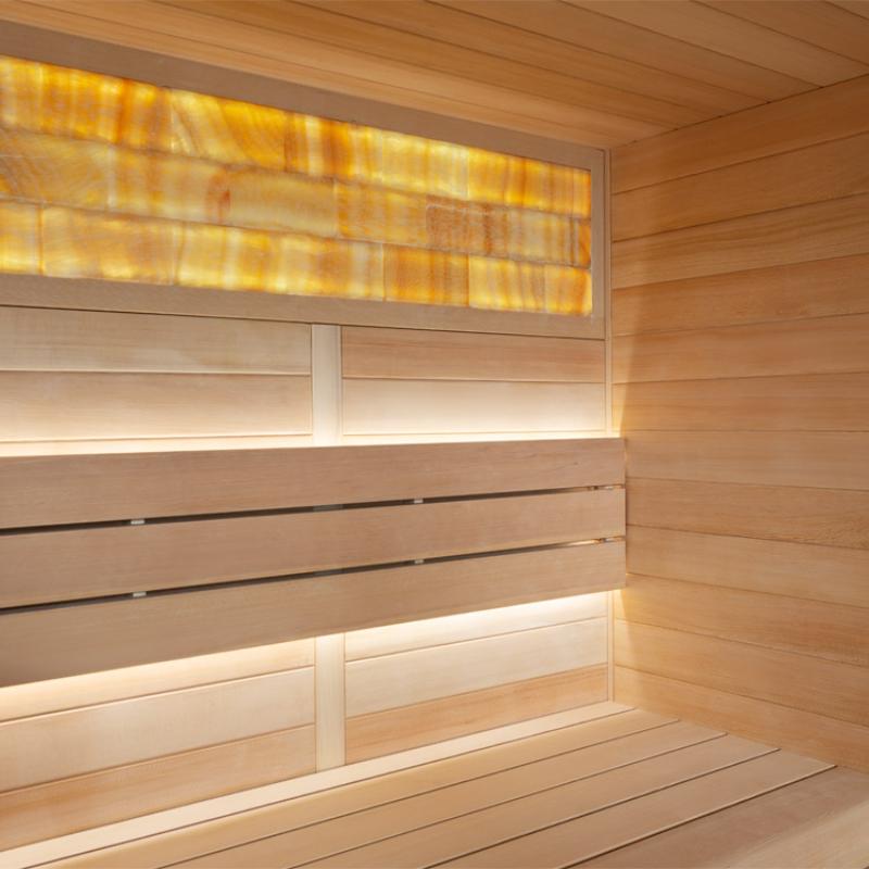Modernes Saunainneres mit Holzbänken, beleuchteten Rückenlehnen und Infrarotheizern oben in der EAGO AWT E1622C Hemlock Sauna