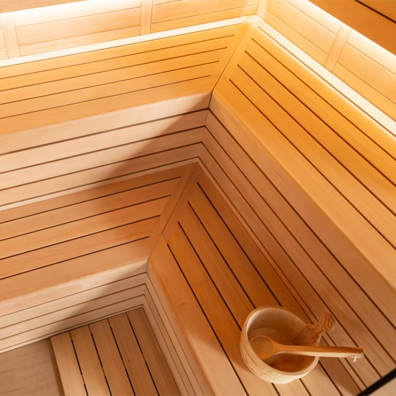 Innenansicht der EAGO AWT E1623B Hemlock Sauna mit Holzbänken, Deckenleuchten und Aufgusseimer auf dem Boden