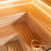 Innenansicht der EAGO AWT E1623C Hemlock Sauna mit heller Holzverkleidung, Bänken und Saunaeimer