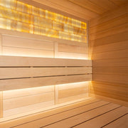 Innenansicht einer EAGO AWT E1624A Hemlock Sauna mit Holzbanksystem, warmweißer LED-Beleuchtung und Infrarotpanelen an der Decke
