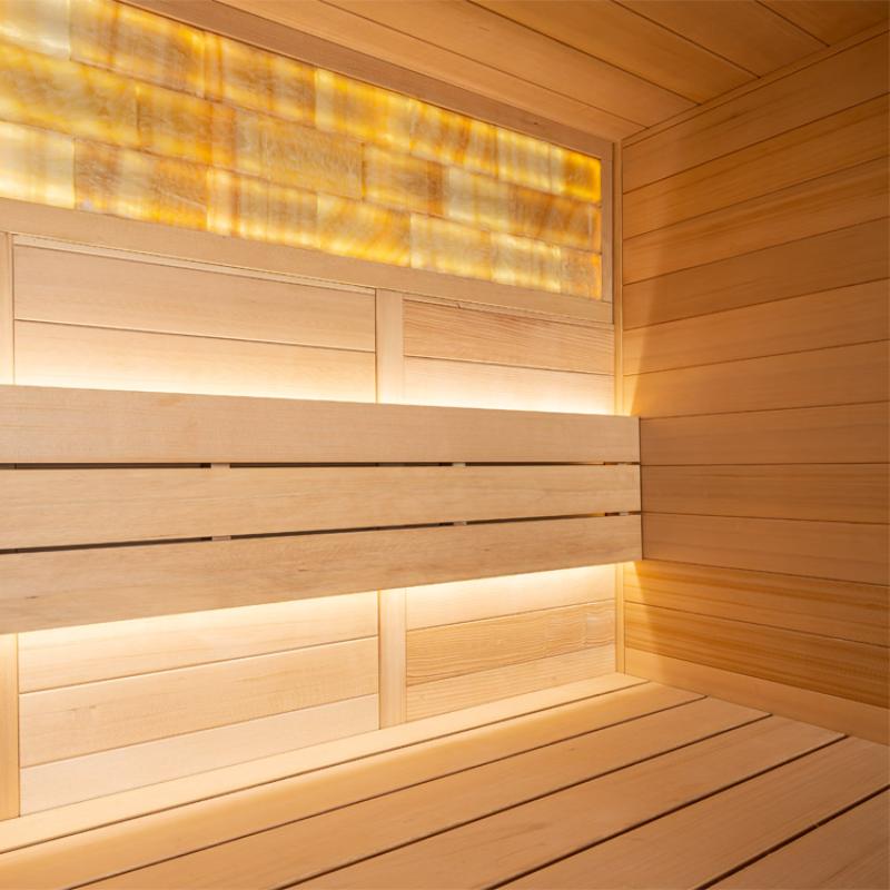 Innenansicht einer EAGO AWT E1624A Hemlock Sauna mit Holzbanksystem, warmweißer LED-Beleuchtung und Infrarotpanelen an der Decke
