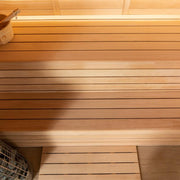 Holzbänke aus Hemlock in der EAGO AWT E1624A Sauna mit warmem Licht und Saunazubehör sichtbar