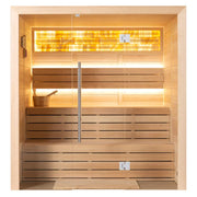 Frontansicht einer modernen Hemlock-Sauna mit Glastür, Infrarotheizern, Holzbänken und Saunazubehör wie Kelle und Eimer