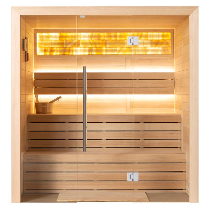 Frontansicht einer modernen Hemlock-Sauna mit Glastür, Infrarotheizern, Holzbänken und Saunazubehör wie Kelle und Eimer