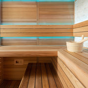 Detailansicht der EAGO E1602B Sauna mit massiver Holzbank, indirekter blauer LED-Beleuchtung und Saunaeimer mit Kelle