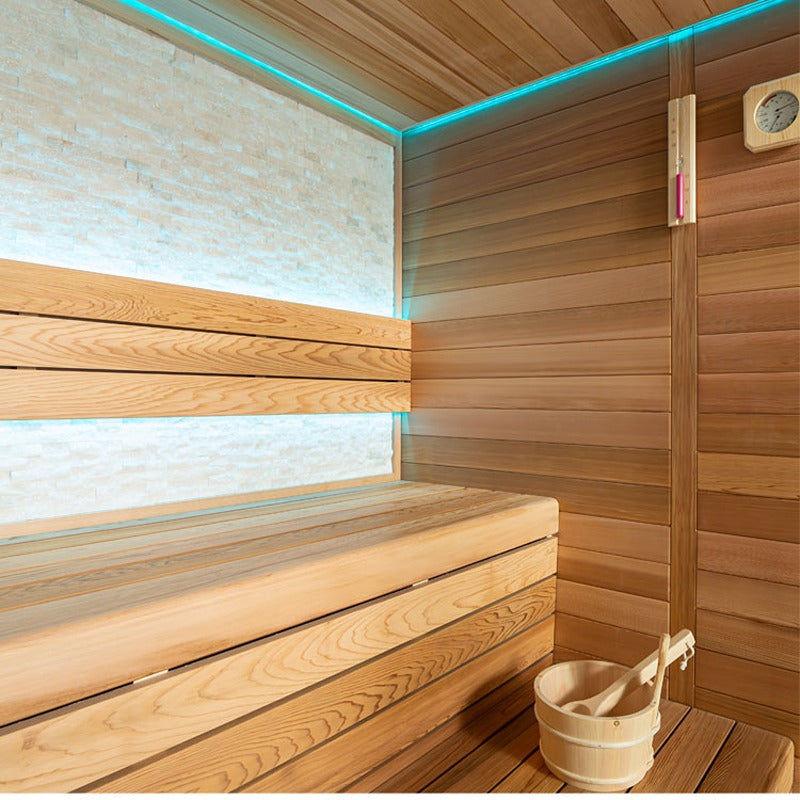 Innenraum der EAGO E1602B Sauna mit breiter Holzbank, indirekter LED-Beleuchtung und heller Holzverkleidung