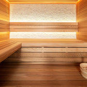 Rückwand der EAGO E1602B Sauna mit strukturierter Steinoptik und warmer LED-Hintergrundbeleuchtung