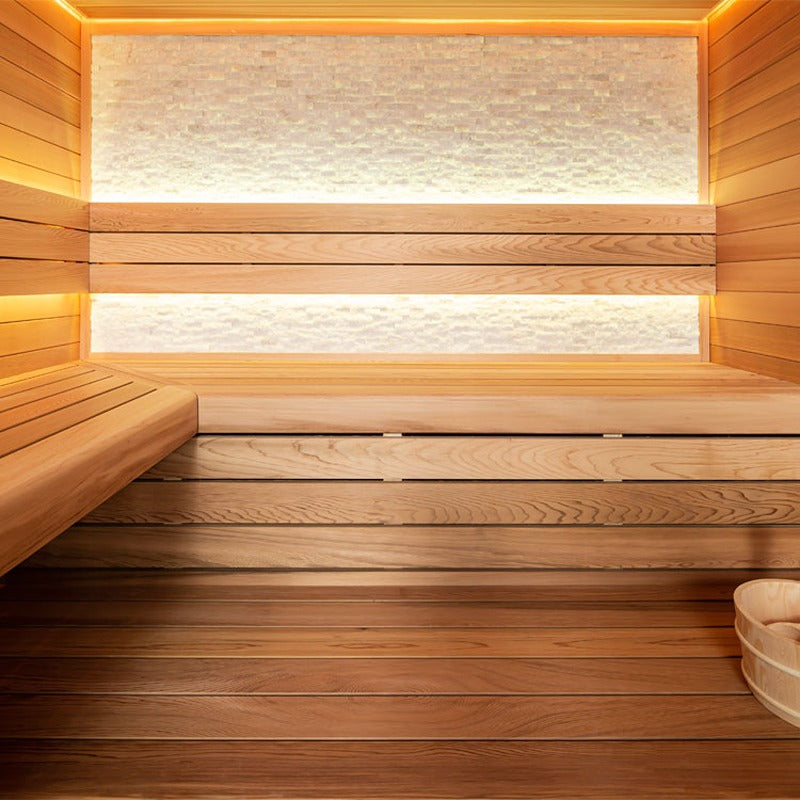 Rückwand der EAGO E1602B Sauna mit strukturierter Steinoptik und warmer LED-Hintergrundbeleuchtung
