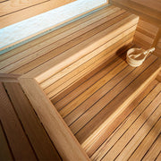 Detailaufnahme der EAGO E1602B Sauna mit massiver Holzsitzbank, Bodenrost aus Saunaholz sowie Saunaeimer mit Kelle