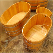  Natürliche Holzmaserung eines Blumenberg Eisbads aus Lärche – robust, wetterbeständig und hochwertig verarbeitet