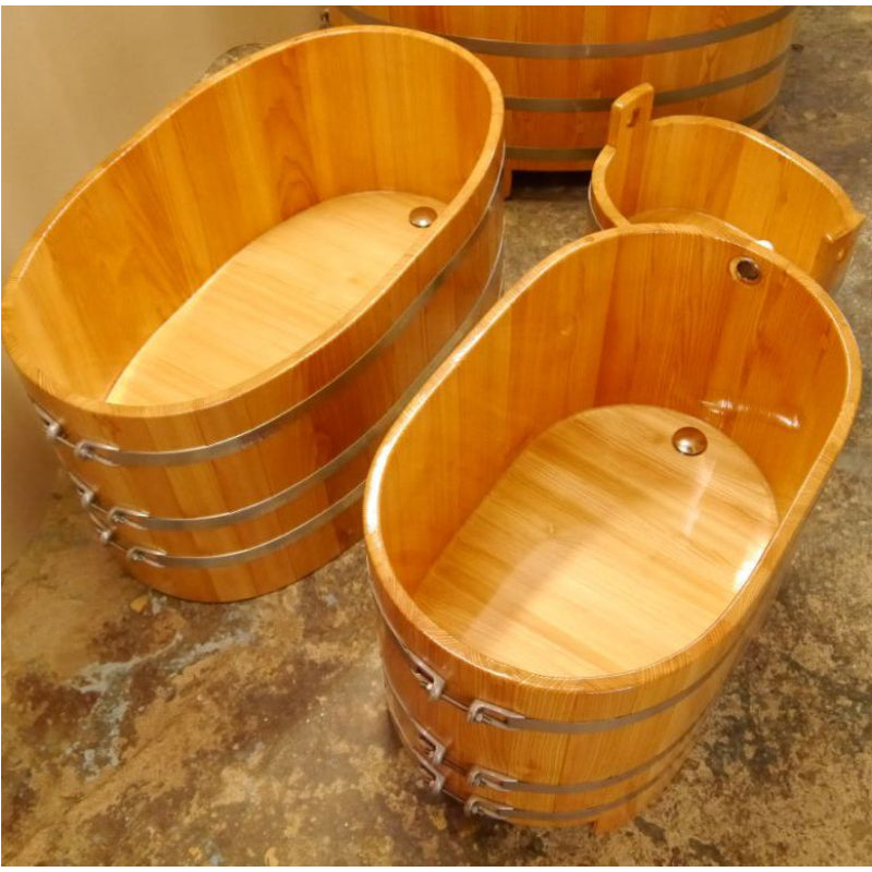  Natürliche Holzmaserung eines Blumenberg Eisbads aus Lärche – robust, wetterbeständig und hochwertig verarbeitet