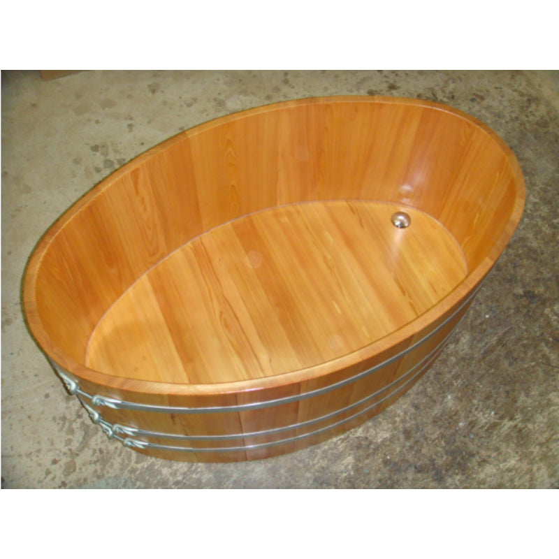  Kompaktes Eisbad aus Holz von Blumenberg in einem kleinen Innenraum – perfekt für Wohnungen oder Tiny Homes