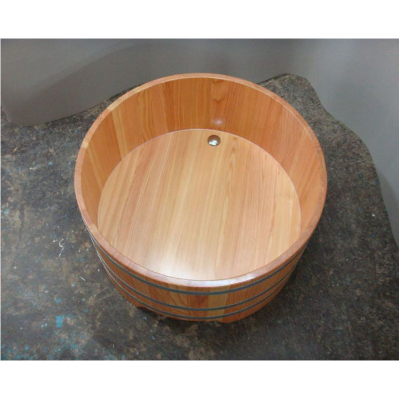 Runde Holzbadewanne Ø112 cm aus Lärche, freistehend auf Fliesenboden