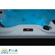 FinA Lumari Whirlpool bei Nacht mit beleuchtetem Wasser und aktivierter Steuerungseinheit