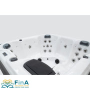 Detailansicht des FinA Lumari Whirlpools mit Massagejets, Kopfstützen und Steuerungselement