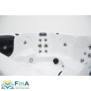 Innenbereich des FinA Lumari Whirlpools mit Lautsprecher, Kopfstütze und Massagedüsen