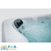 Detailaufnahme der Kopfstütze im FinA Lumari Whirlpool mit sprudelndem Wasser im Hintergrund