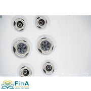 Detailaufnahme der Massagedüsen im FinA Lumari Whirlpool – gezielte Hydrotherapie mit Edelstahloptik