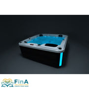 FinA Lumari Whirlpool bei Nacht mit stimmungsvoller LED-Beleuchtung und gefülltem Wasserbecken