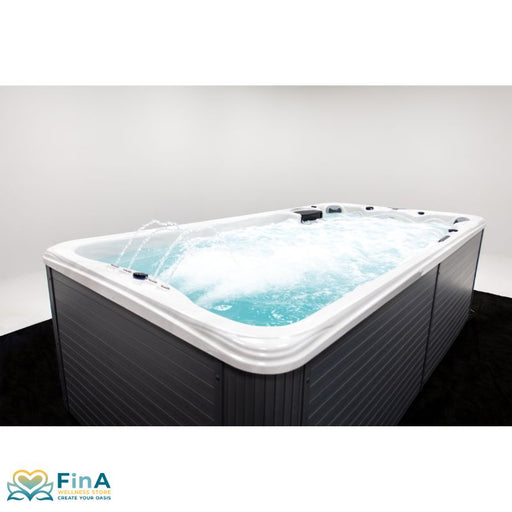 Gesamtansicht des FinA Orel Swim Spa im Betrieb – modernes Design mit grauer Außenverkleidung, belebende Fontänen und kraftvolle Wasserbewegung für ganzheitliche Wellnessmomente.