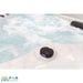Detailaufnahme des FinA Orel Swim Spa im Betrieb – manueller Regler im Vordergrund, sprudelndes Wasser und gepolsterte Kopfstützen im Hintergrund für maximalen Komfort.