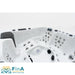 Seitliche Ansicht des FinA Luno Whirlpools mit ergonomischer Rückenkontur, Kopfstützen und gezielt platzierten Massagedüsen für intensive Hydrotherapie und höchsten Komfort.