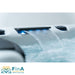 Detailaufnahme des integrierten Wasserfalls im FinA Luno Whirlpool mit sanft beleuchtetem Auslass – beruhigendes Wasserspiel für ein sinnliches Spa-Erlebnis