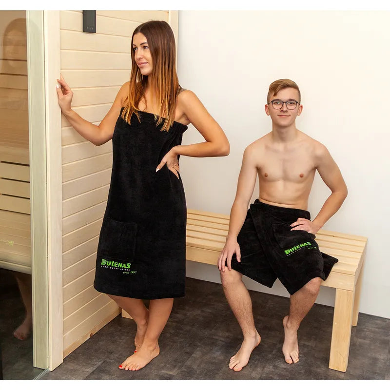 FinA Wellness Frieda Mini Sauna mit Frau und Junge in schwarzen Handtüchern im Saunaraum