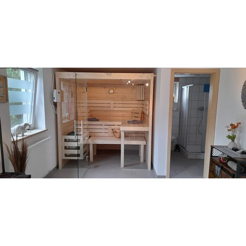 FinA Wellness Frieda Sauna Glasfront mit Glastür in modernem Wohnraum installiert